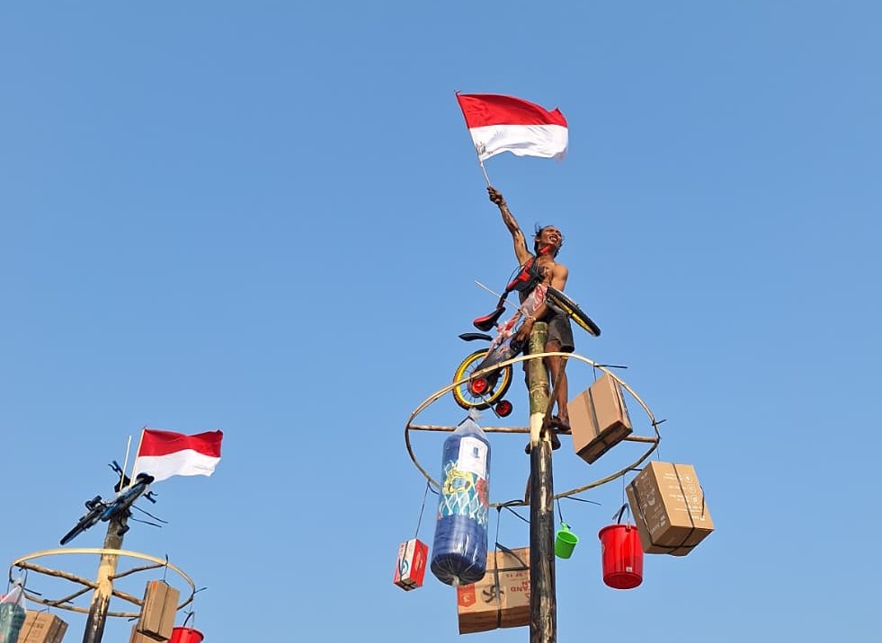 HUT Kemerdekaan RI ke-81 di Ancol: Keseruan Lomba Panjat Pinang Kolosal Menarik Perhatian Wisatawan Mancanegara